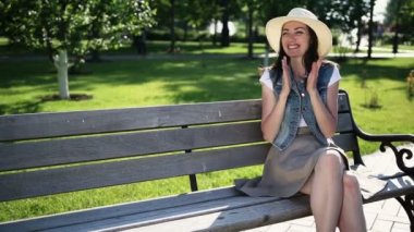 Parktaki bankta oturan bir kız, mutlu ve alkışlıyor. Adam bir kıza dondurma getiriyor. Kız dondurmayı alır, erkeği öper ve gülümser..