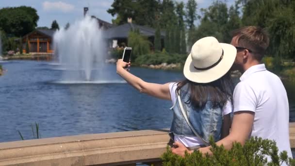 Dziewczyna Robi Selfie Moście Przy Wodzie Dziewczyna Całuje Faceta Robi — Wideo stockowe