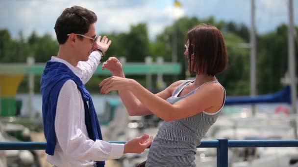 Chica Coqueteando Con Chico Chica Abraza Tipo Tomó Mano Una — Vídeos de Stock