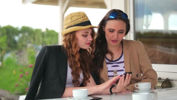 Belle Ragazze Guarda Informazioni Smartphone Ragazze Stanno Parlando Sorridendo — Video Stock