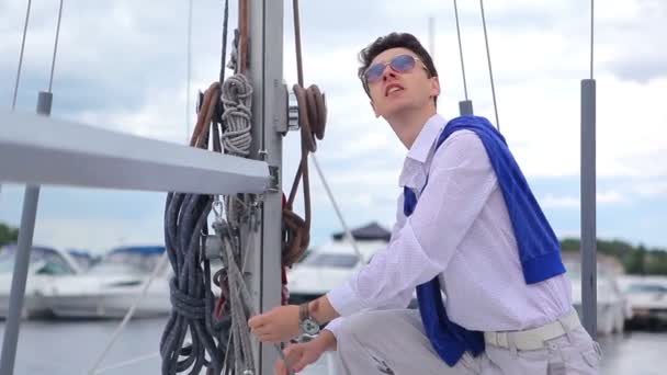 Uomo Tira Una Corda Bobine Uno Yacht Guarda Sulla Vela — Video Stock