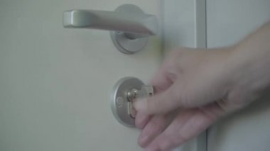 Tanınmayan bir adam bir otel odası ya da evinin yakın çekim için kapıyı açar. Kapıları açma kavramı.