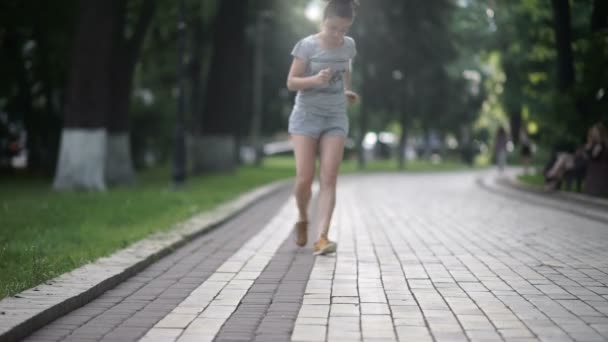 Спортивная Девушка Начинает Завязывать Шнурки Кроссовки Обувь Видео — стоковое видео