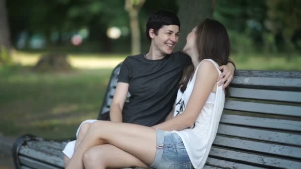 Två Vackra Lesbiska Sitter Bänken Green Park Söta Flickor Kramar — Stockvideo