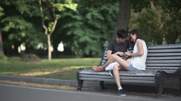 Dos Hermosas Lesbianas Sentadas Banco Parque Riendo Usando Tableta Digital — Vídeos de Stock