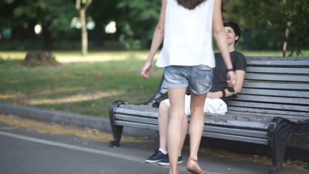 Vrouw Zittend Bench Green Park Haar Vriendin Komt Zit Knieën — Stockvideo