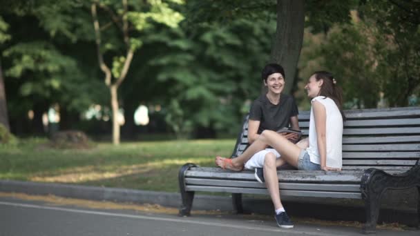 Video Van Twee Mooie Lesbiennes Zittend Bench Park Vrouwen Knuffelen — Stockvideo