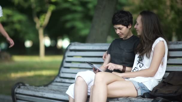 Βίντεο Του Δύο Όμορφες Λεσβίες Κάθονται Στο Παγκάκι Στο Πάρκο — Αρχείο Βίντεο