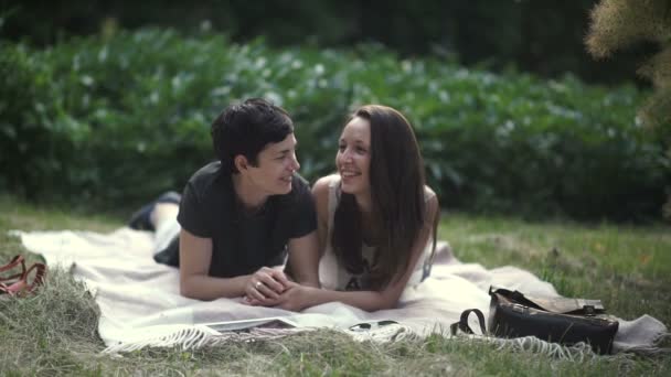 Duas Lindas Lésbicas Que Colocam Capa Grama Parque Vídeo — Vídeo de Stock