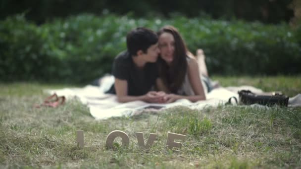 Deux Belles Lesbiennes Allongées Sur Couverture Sur Herbe Dans Parc — Video