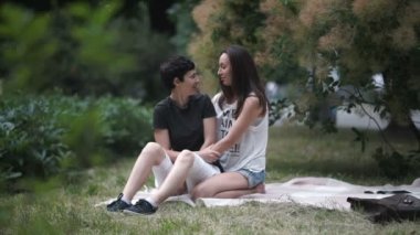 Parkta gizlenen iki kız. eşcinsel arkadaşı bırakarak rahatsız kadın, video