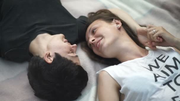 Vídeo Lésbicas Bonitas Deitado Cabeça Para Baixo Para Outro Sorrir — Vídeo de Stock
