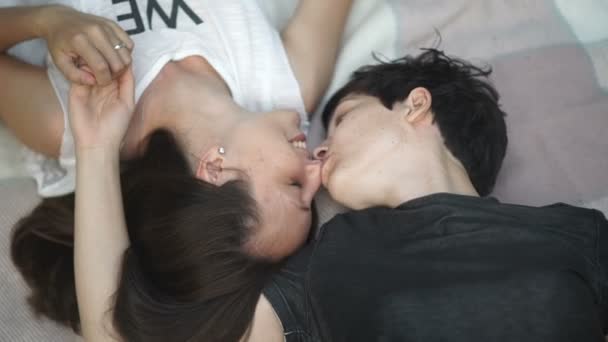 公園でカバーに横たわっている2人のかわいいレズビアンのビデオ 鼻にキス — ストック動画