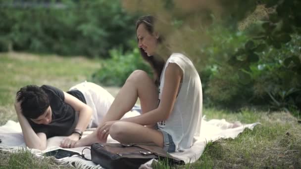 Bonitas Lesbianas Acostadas Sentadas Cubierta Hierba Parque Besándose Video — Vídeos de Stock