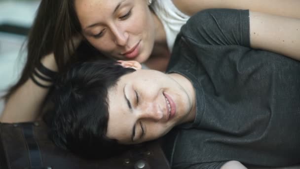 特写视频两个女同性恋躺在和放松在公园的封面上 咬耳朵 — 图库视频影像