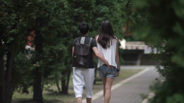 Två Vackra Lesbiska Promenader Parken Och Kysser Tittar Kamera Video — Stockvideo