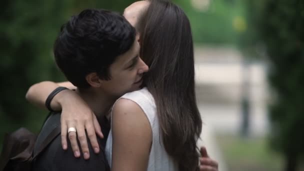 Lesbische Paar Park Knuffelen Glimlachen Video — Stockvideo