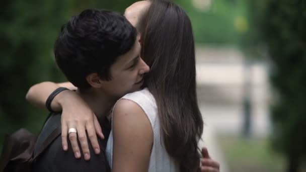 Lesbianas Parque Abrazando Sonriendo Vídeo — Vídeo de stock