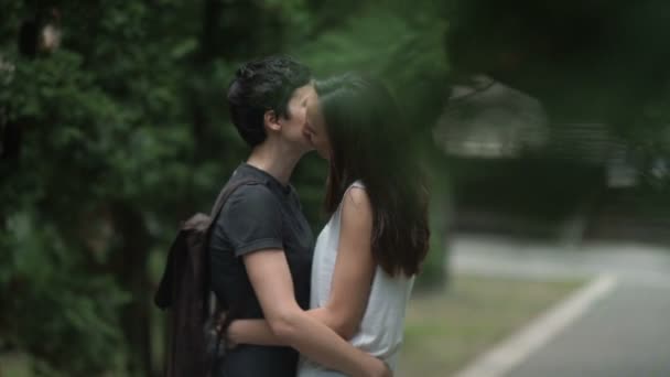 Casal Lésbico Parque Abraçando Beijando Vídeo — Vídeo de Stock