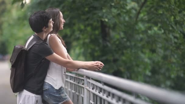 Paar Liefde Lesbiennes Staande Brug Het Groene Park Mooie Lesbiennes — Stockvideo