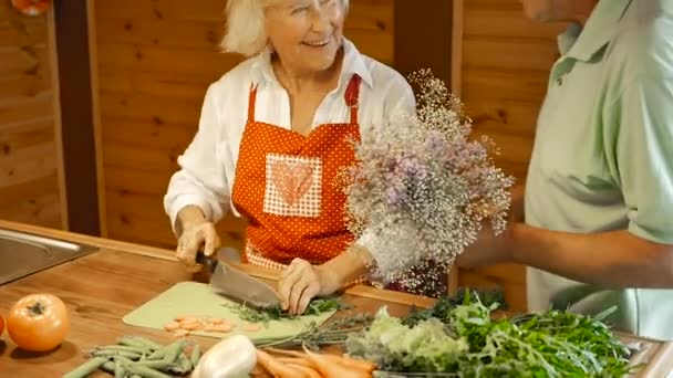 Man Presenterar Blommor Till Sin Äldre Hustru Mogen Kvinna Stående — Stockvideo