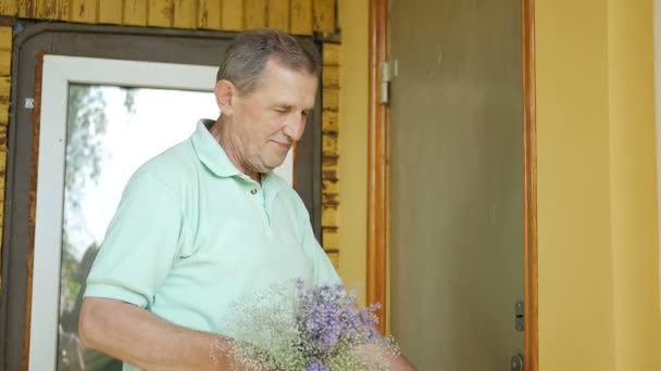 Homme Âgé Ouvre Porte Donne Bouquet Une Femme Âgée Vidéo — Video
