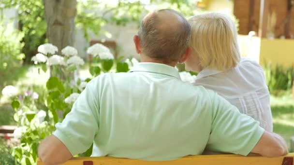 Personas Mayores Hablando Jardín Pareja Mayor Hablando Mientras Está Sentada — Vídeos de Stock