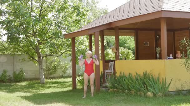 Elderly Woman Playing Sports Garden Woman Doing Exercises Fresh Air — ストック動画