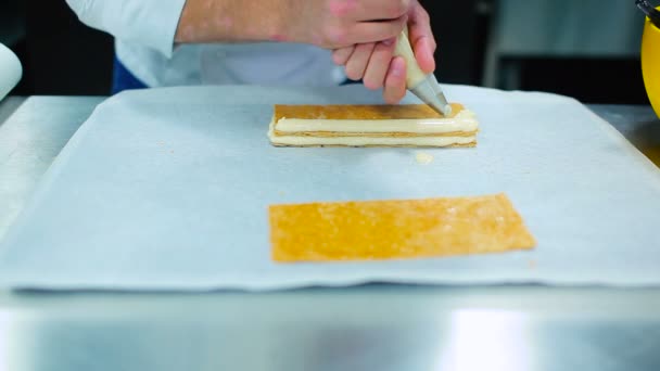 Crema Pasteles Untada Cocine Sosteniendo Paquete Crema Mantenga Línea Hoja — Vídeos de Stock