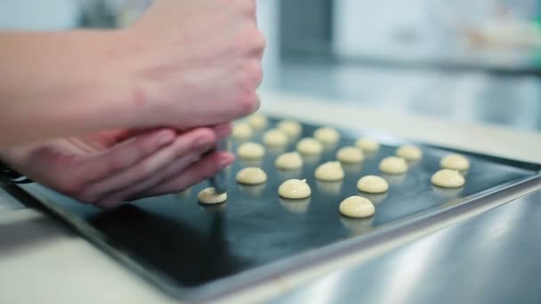 Nahaufnahme Von Cookies Kochprozessen Mann Schiebt Teig Teigtasche Konditor Macht — Stockvideo