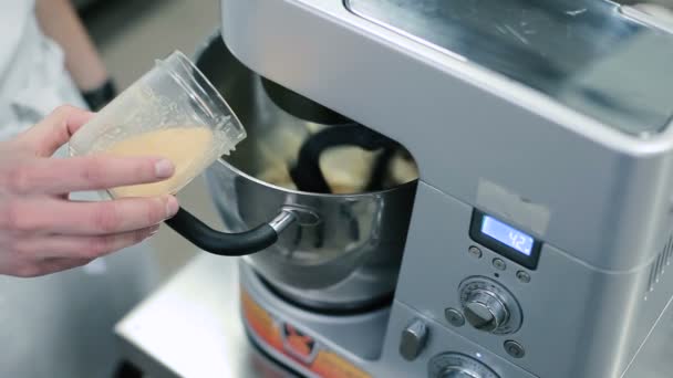 Cook Hålla Händer Glasburk Confectioner Häller Vätska Burken Järnskål Med — Stockvideo