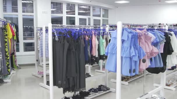 Video Moving Camera Clothes Hang Demonstration Stands Light Showroom Shoes — Stock Video