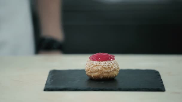 Grand Gâteau Mis Sur Plaque Noire Sur Dessus Mettre Peu — Video