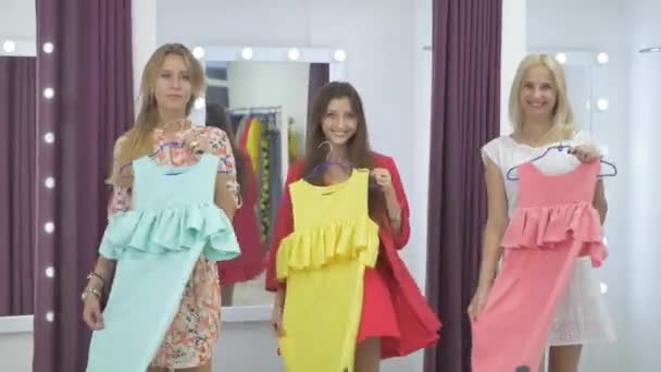 Wideo Trzech Kobiet Wybiera Sukienki Showroom Kręcące Się Stwarzające Kamery — Wideo stockowe