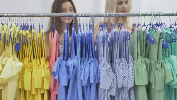 Zwei Schöne Frauen Schauen Kleider Auf Vorführstand Shop Showroom Video — Stockvideo