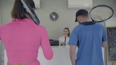 Roketler ile genç spor çift spor merkezine giren ve resepsiyon kız ile iletişim. Gül elbiseli kız ve mavi spor giyen adam tenis oynadıktan sonra dinlenmeye gider. Tenis kavramı