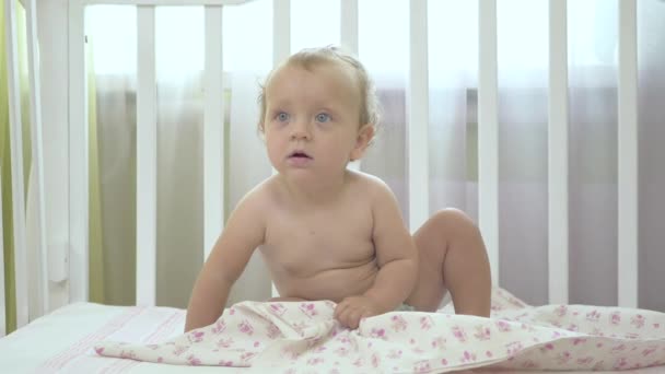 Liten Flicka Som Sitter Babysäng Barnet Tittar Sidan Flicka Blöjor — Stockvideo