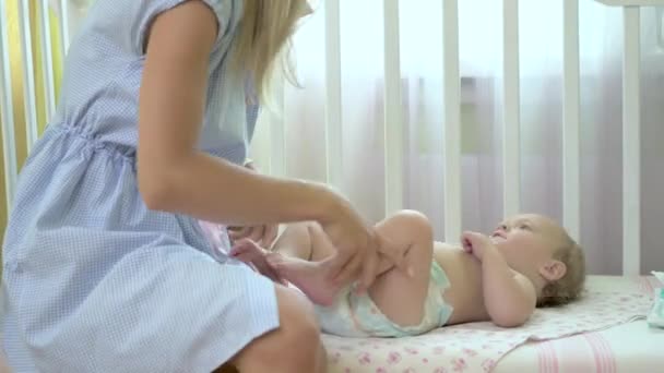 Menina Estabelece Uma Criança Berço Jovem Mulher Sente Perto Bebê — Vídeo de Stock