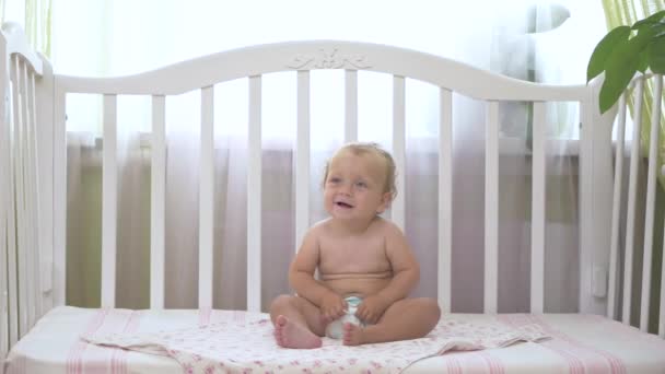 Küçük Kız Mutlu Yatağa Atlıyor Bebek Karyolada Oturuyor Gülüyor Bebek — Stok video