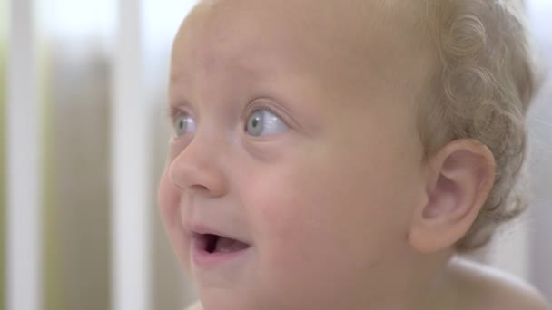 Baby Schüttelt Den Kopf Verschiedene Richtungen Das Baby Schaut Verdutzt — Stockvideo