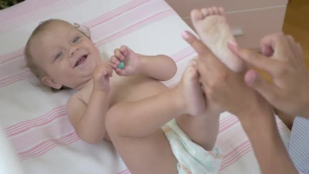 Een Vrouw Houdt Een Baby Voet Vast Wrijft Het Mam — Stockvideo