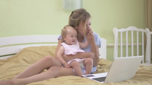 Mamá Bebé Agitando Sus Manos Cámara Mamá Con Bebé Sentado — Vídeos de Stock