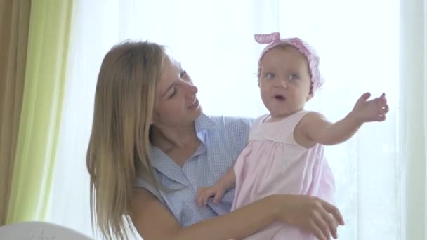 Menina Senta Nas Mãos Das Mães Mãe Segura Filha Nos — Vídeo de Stock