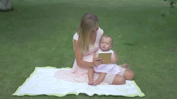 Γυναίκα Μωρό Της Κάθεται Πάνω Κουβέρτα Μαμά Οδηγεί Μια Κόρη — Αρχείο Βίντεο