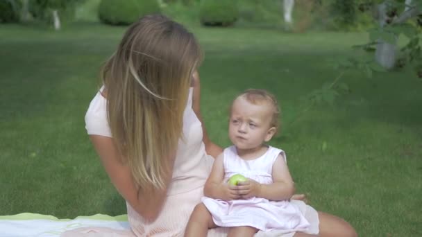 Mamá Teléfono Una Hija Pequeña Bebé Con Mamá Sentada Jardín — Vídeos de Stock