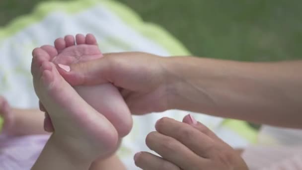 Mam Maakt Baby Een Voetmassage Tuin Vrouw Wrijft Baby Voeten — Stockvideo