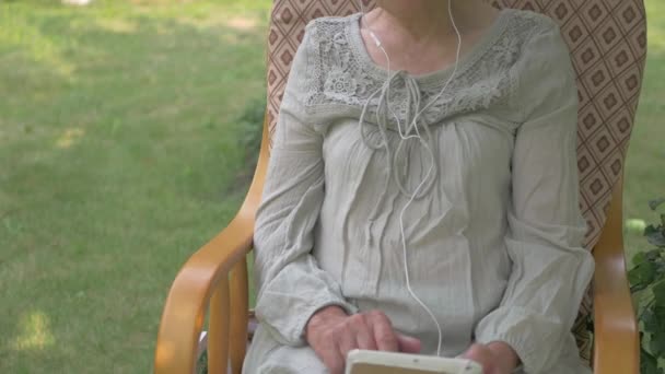 Mujer Mayor Escuchando Música Con Auriculares Mujer Con Gafas Descansando — Vídeos de Stock