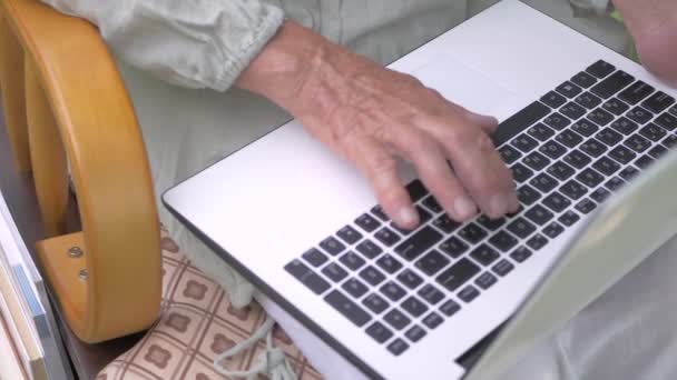 Abuela Está Escribiendo Teclado Portátil Primer Plano Una Anciana Sentada — Vídeo de stock