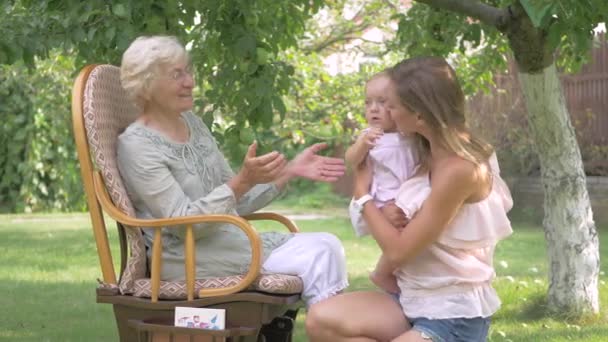Mutter Pflanzt Ihrer Großmutter Ein Baby Den Arm Baby Weint — Stockvideo