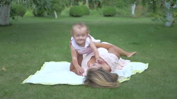 Moeder Dochter Flipte Sprei Baby Met Haar Moeder Liggend Het — Stockvideo